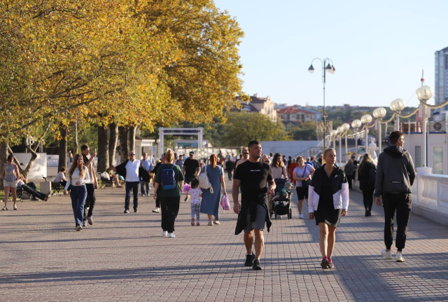 Когда море ещё тепло, а город дышит покоем — осеннее очарование Геленджика