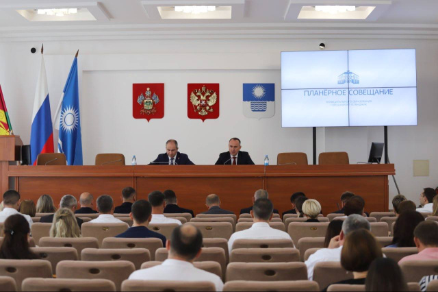 Все вопросы, рассмотренные на утренней планёрке, главным образом касались сфер ЖКХ и курортов