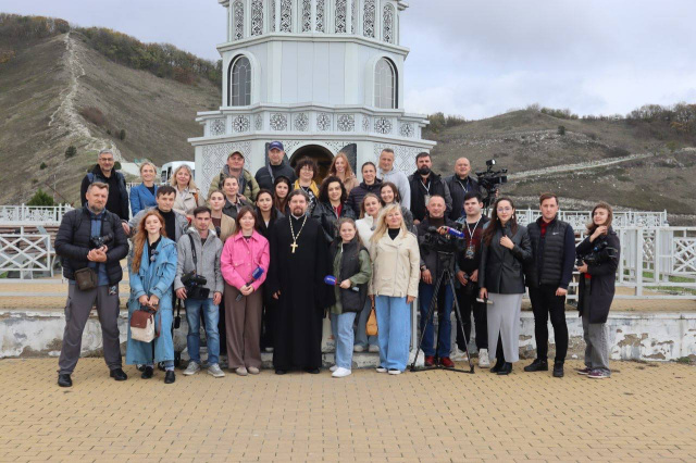 Набережная, канатная дорога, драйв и дегустация – чем ещё удивляли журналистов Набережная, канатная дорога, драйв и дегустация – чем ещё удивляли журналистов