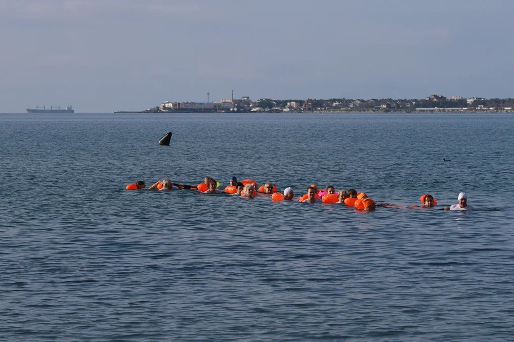 В Геленджике купаются в море в декабре — с удовольствием! 