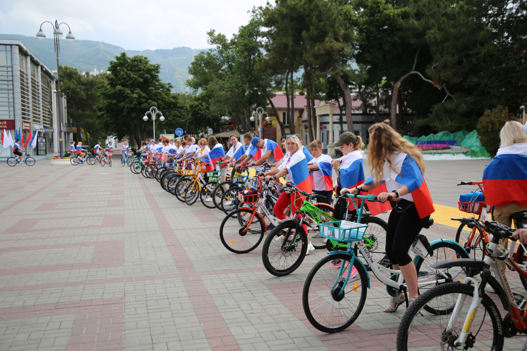 В Геленджике день России отметили велозаездом