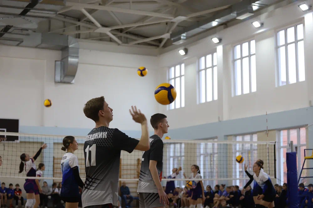 В спортивном зале начальной школы №5 постелили специальное покрытие для волейбола