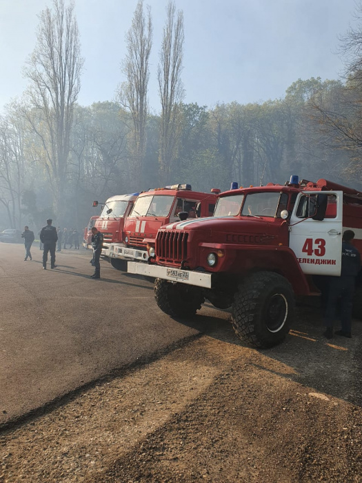 Геленджикские пожарные помогают соседям в тушении сложного пожара