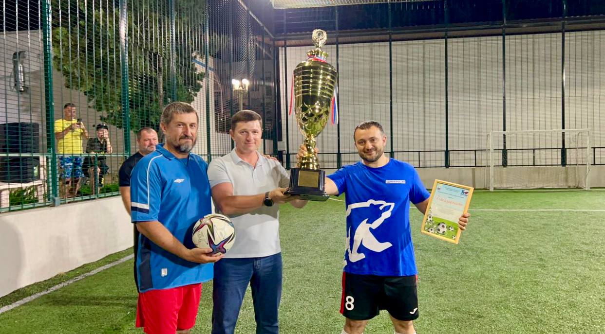 В Кабардинке состоялся турнир по футболу, приуроченный ко Дню независимости Российской Федерации. 