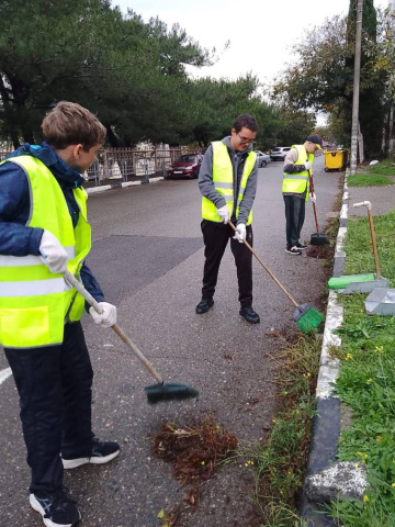 Школьники Геленджика во время каникул получают первый трудовой опыт