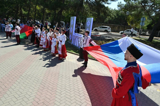 В Геленджике ко Дню города открыли входную группу в сквере «Витебск»