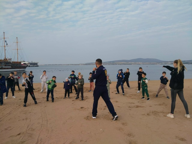 "Зарядка с депутатом и стражем порядка"