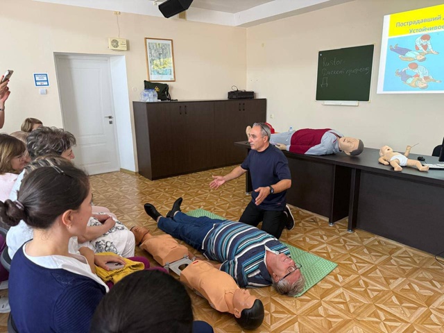 Учебно-практическое занятие по оказанию экстренной помощи в акушерской практике провел Карен Ашотович Согомонян, депутат Думы Геленджика, главный врач станции скорой помощи Геленджика. Учебно-практическое занятие по оказанию экстренной помощи в акушерской практике провел Карен Ашотович Согомонян, депутат Думы Геленджика, главный врач станции скорой помощи Геленджика.