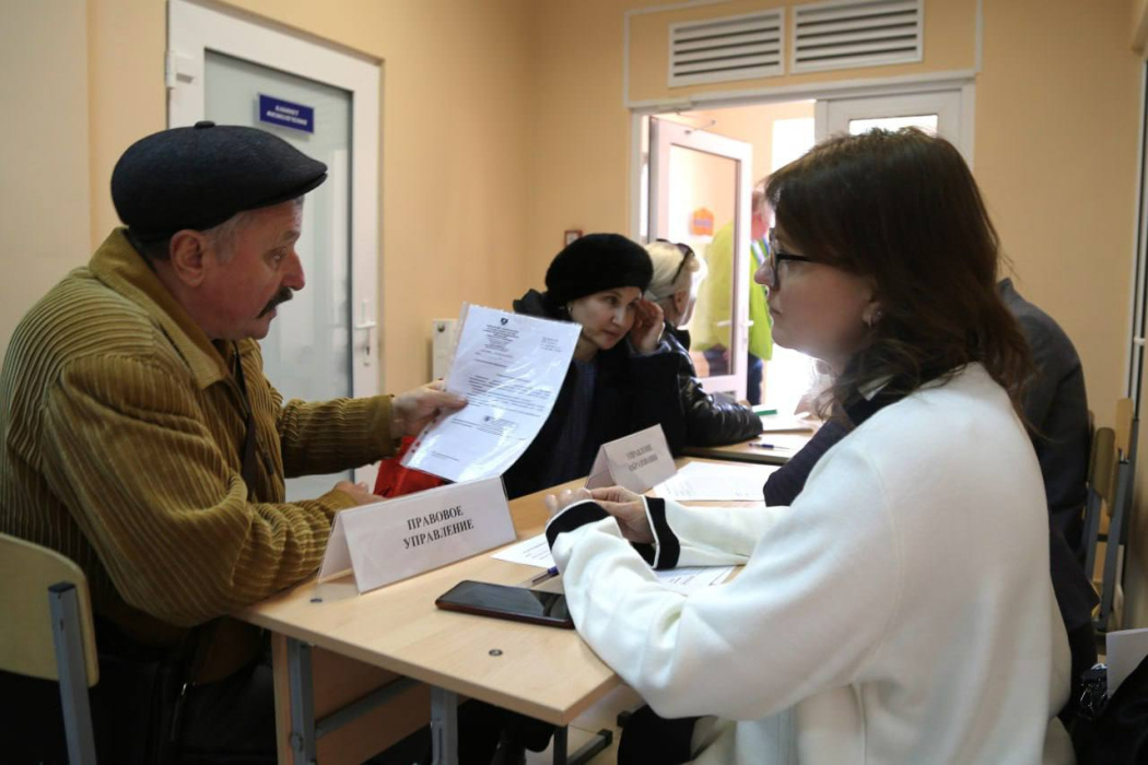 В микрорайоне Голубая Бухта завершилась работа мобильной приемной