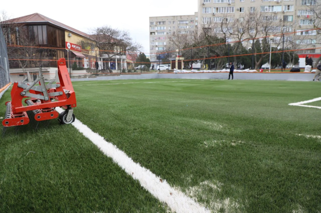 Завершаются работы по замене футбольного покрытия на спортивной площадке в микрорайоне Парус