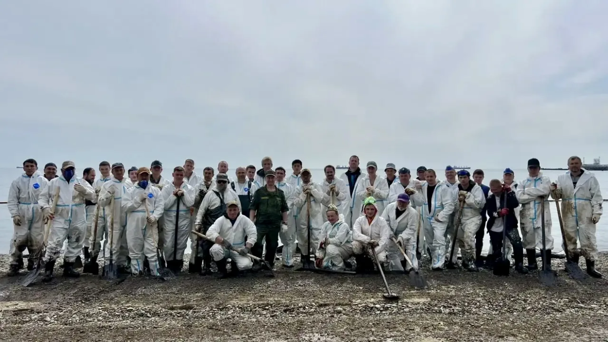 Второй день делегация из Геленджика работает на центральном пляже в Туапсе