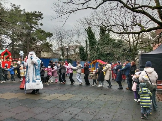 Главный Волшебник Новогодних Чудес прибыл к детворе и взрослым Голубой Бухты.