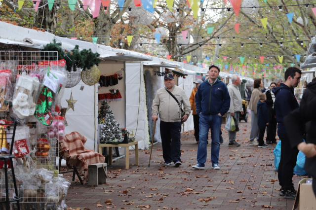 Новогодняя ярмарка готовится к открытию Новогодняя ярмарка готовится к открытию