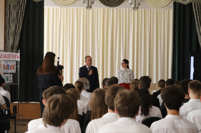 Глава Геленджика с рабочим визитом побывал в школе №5 имени Лейтенанта Мурадяна