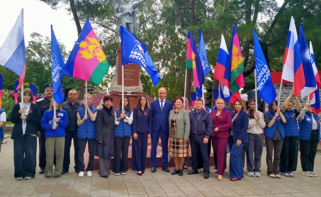 В день освобождения Кубани от немецко-фашистских захватчиков Глава Геленджика Алексей Богодистов, совместно с председателем Думы Михаилом Димитриевым, депутатами Думы, участниками СВО, молодёжью и активом города возложили цветы у вечного огня. В день освобождения Кубани от немецко-фашистских захватчиков Глава Геленджика Алексей Богодистов, совместно с председателем Думы Михаилом Димитриевым, депутатами Думы, участниками СВО, молодёжью и активом города возложили цветы у вечного огня.