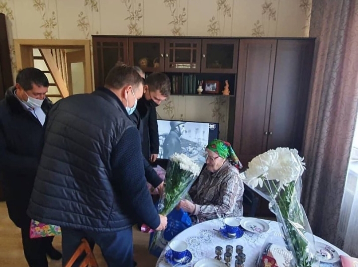 Депутаты поздравили с Новым годом ветеранов Депутаты поздравили с Новым годом ветеранов