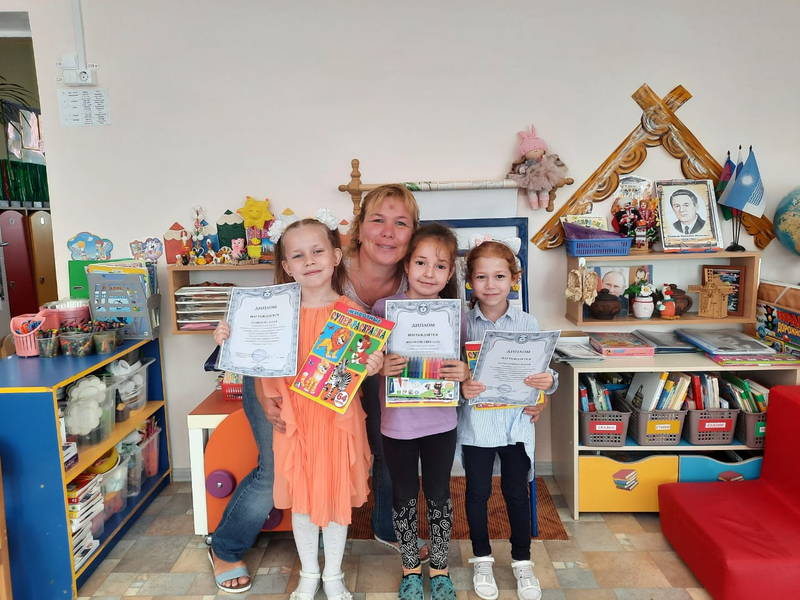 Территориальная избирательная комиссия Геленджикская наградила участников  конкурса детского рисунка