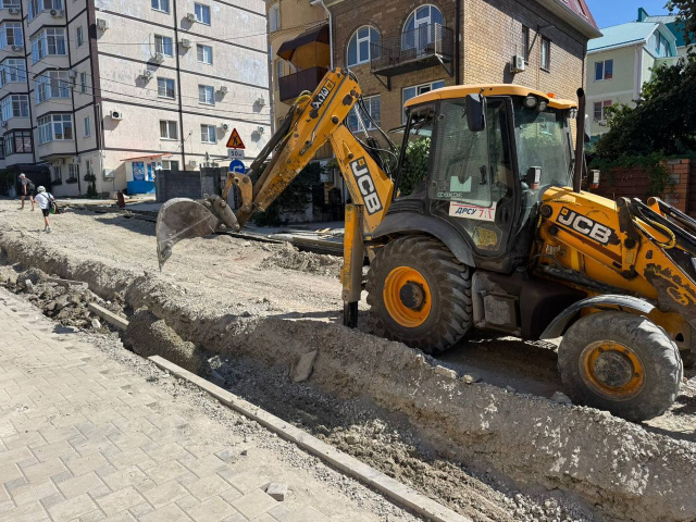 В Большом Геленджике продолжают приводить в порядок дороги и тротуары