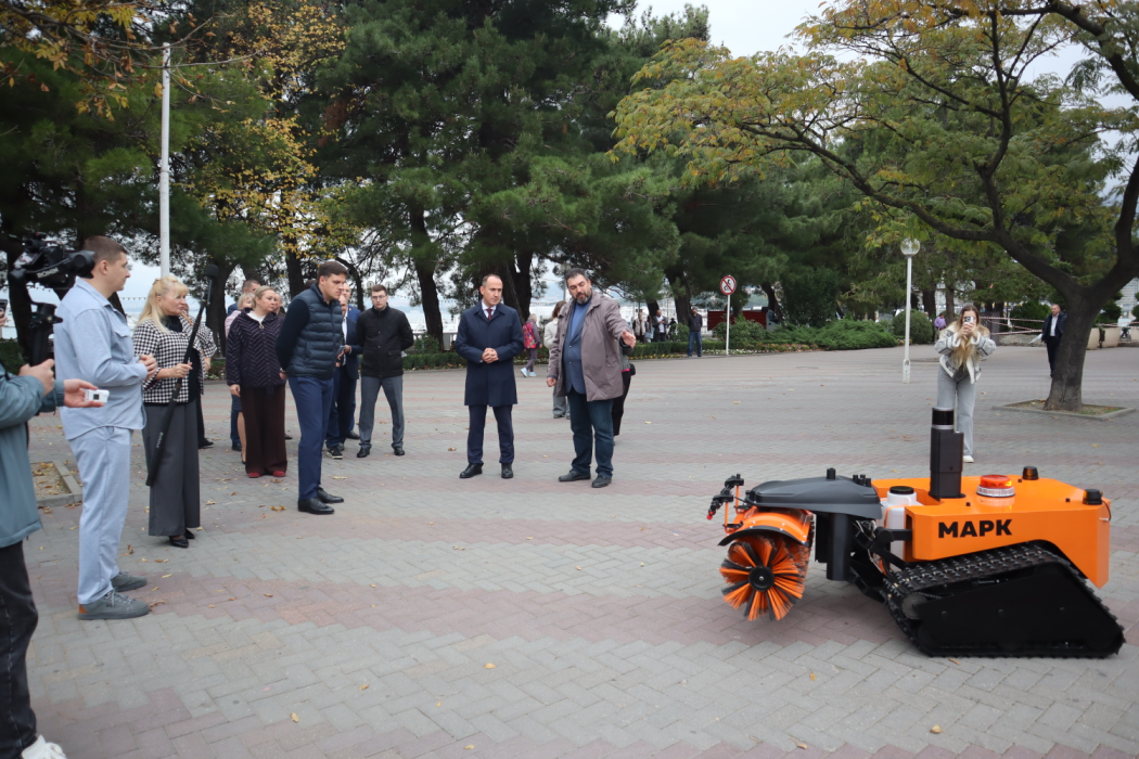 В Геленджике протестировали первого кубанского коммунального робота