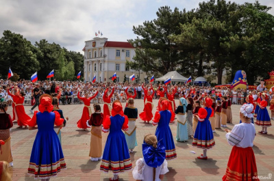 На центральной площади нашего прекрасного Геленджика прошло торжественное празднование Дня независимости Российской Федерации! 