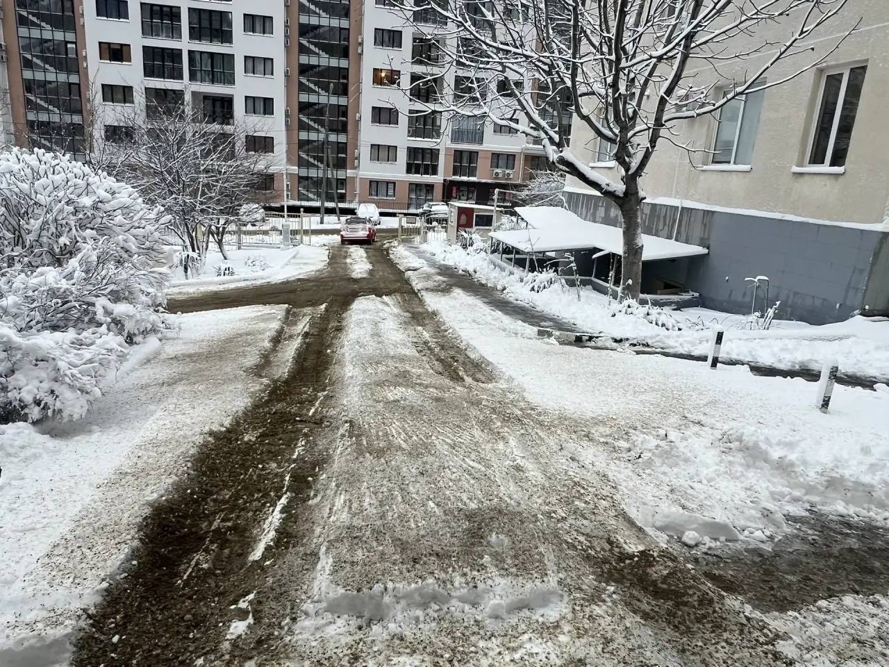 Снежное утро сегодня встретило геленджичан.