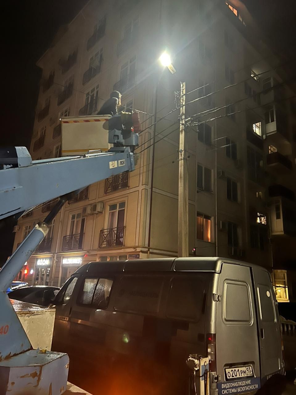 На улице Свердлова завершились работы по капитальному ремонту системы наружного освещения.