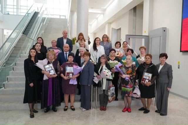 Накануне Дня Матери в Геленджике вручили общественную награду медаль «Матери Героя». Накануне Дня Матери в Геленджике вручили общественную награду медаль «Матери Героя».