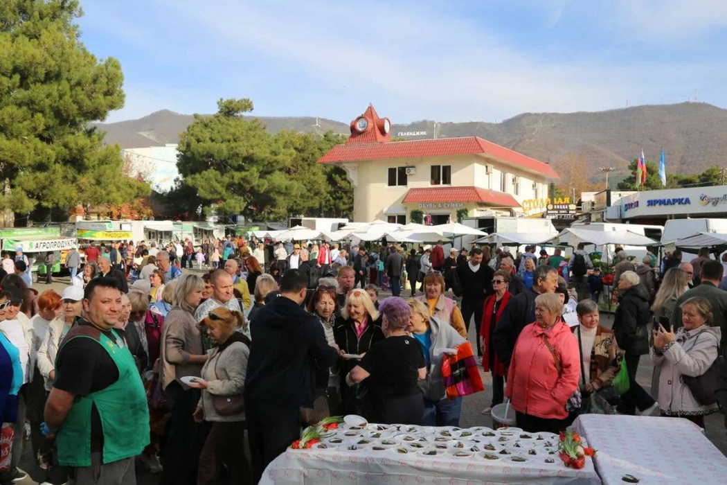 В Геленджике раздали 20 кг хамсы на ярмарке выходного дня