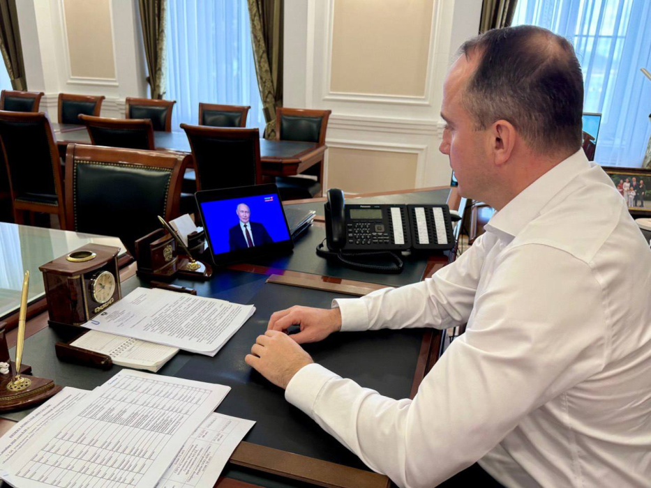 Глава Геленджика смотрит в эфире «прямую линию» Президента Российской Федерации Владимира Владимировича Путина