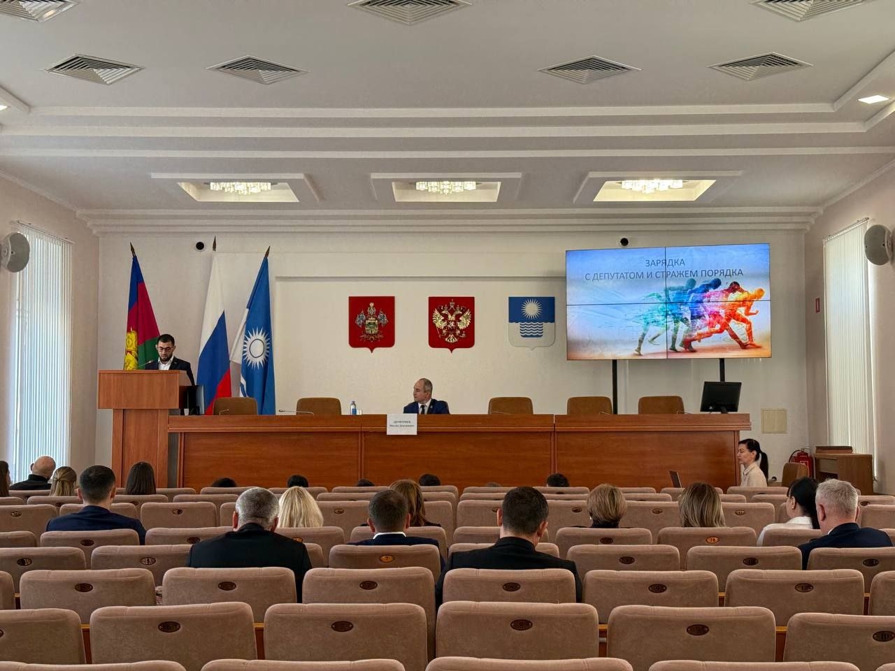 На заседании депутатского объединения партии "Единая Россия" подвели итоги проекта Совета молодых депутатов Думы Геленджика "Зарядка с депутатом и стражем порядка".