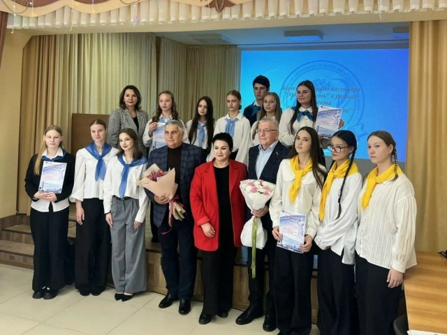 В школе №17 имени Эдуарда Есаяна прошел городской конкурс для старшеклассников "Моя гордость" в рамках проекта "Почётные граждане Геленджика".