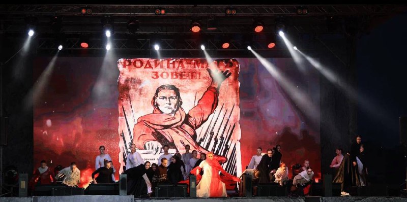Итогом вчерашнего дня стал праздничный концерт на центральной площади города, посвященный годовщине присвоения Геленджику звания "Город воинской доблести". 