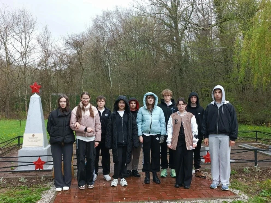 Школьники Большого Геленджика приводят в порядок воинские захоронения