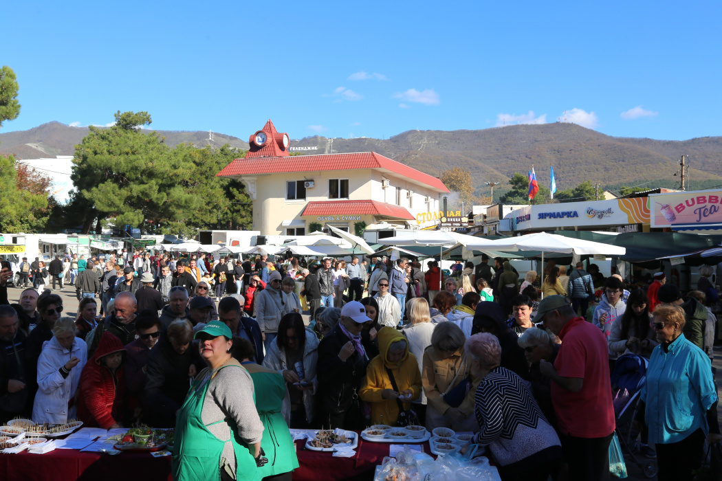 Посетители ярмарки выходного дня в Геленджике продегустировали колбасную продукцию 
