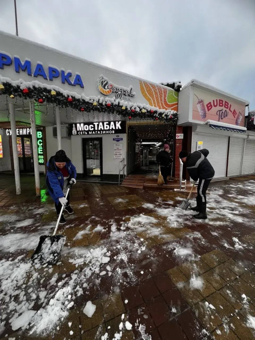 К расчистке территорий в Геленджике продолжают подключаться предприятия санаторно-курортной отрасли и жители
