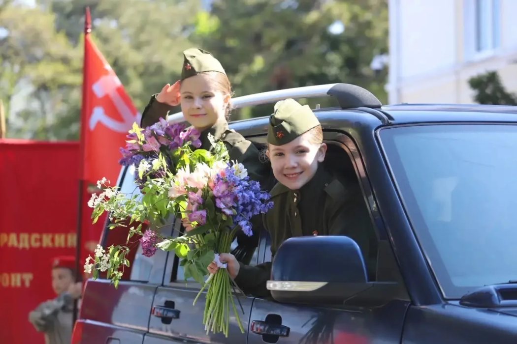 Этот великий праздник сегодня встретили у памятника Воину-Победителю