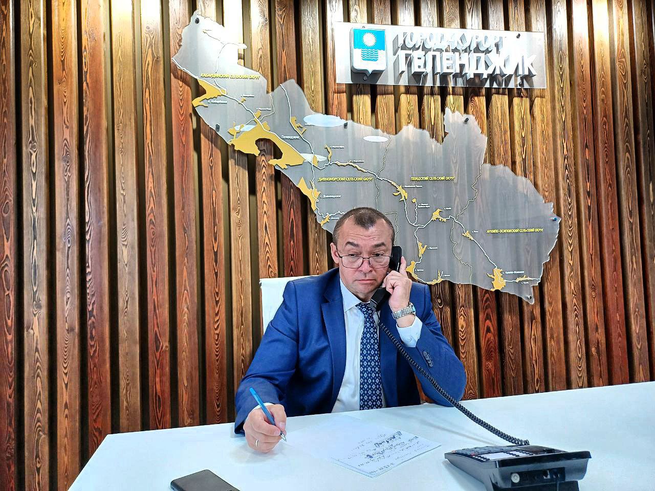 Прошла очередная прямая линия «На связи с депутатом», в которой принял участие депутат Думы Вадим Николаевич Чикин.