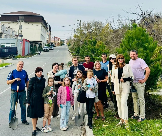 На ул. Магистральной жители вместе с заместителем председателя Думы Геленджика Екатериной Дмитриевной Курс и депутатом Думы Лилией Владимировной Отто посадили саженцы крымской сосны.