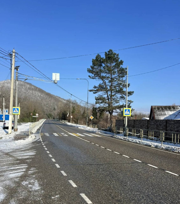 Дороги Большого Геленджика продолжают обрабатывать от наледи