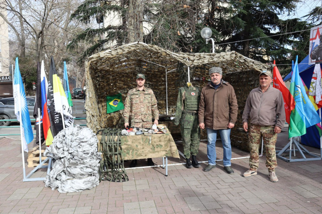 В Геленджике открылась выставка волонтёров «Живи, солдат!»