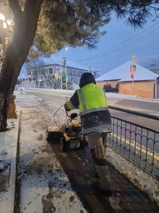 В Архипо-Осиповке продолжаются работы по расчистке территорий