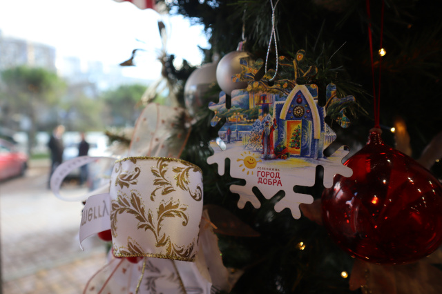 Десять лет в Геленджике проходит очень светлая и теплая благотворительная акция – «Ёлка желаний»