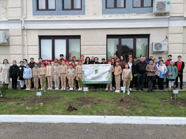 Школьники Геленджика высадили «Сад памяти».