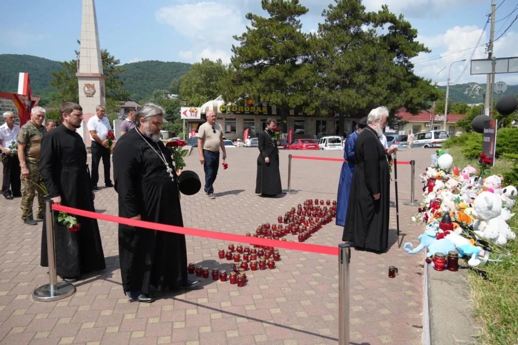 В Архипо-Осиповке почтили память погибших в результате террористической атаки