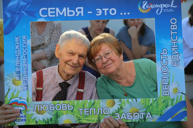 В День семьи, любви и верности  чествовали пары, чей брак стал примером мудрости и преданности