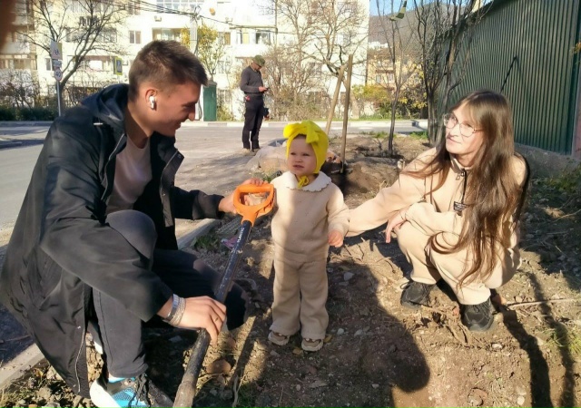 На ул. Айвазовского жители вместе с депутатом Думы Геленджика Романом Николаевичем Хохловым посадили саженцы сливы краснолистной.