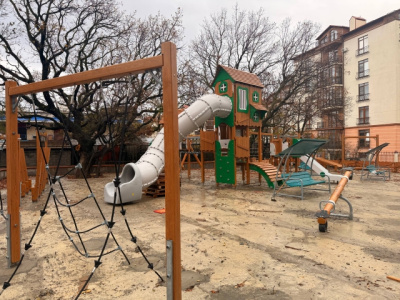 Проверили ход работ по устройству детской площадки