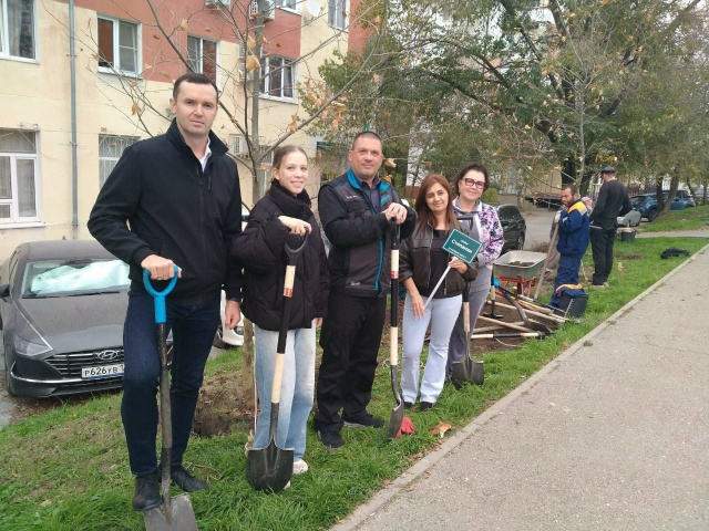 По ул. Гринченко, 38 жители округа вместе с депутатом Думы Геленджика Антоном Юрьевичем Рогожой посадили платаны на придомовой территории многоквартирного дома. По ул. Гринченко, 38 жители округа вместе с депутатом Думы Геленджика Антоном Юрьевичем Рогожой посадили платаны на придомовой территории многоквартирного дома.