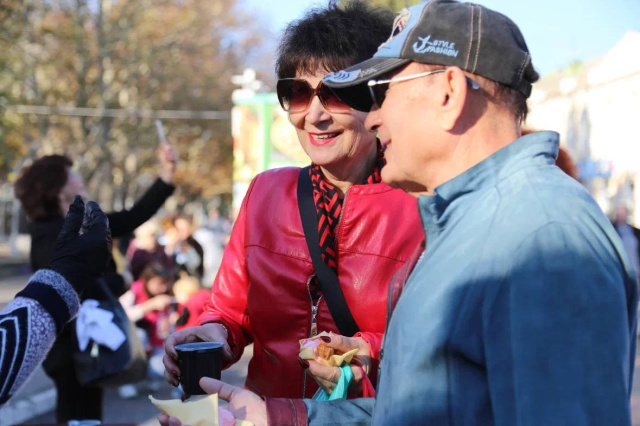 Тепло, которое объединяет за чашечкой чая Тепло, которое объединяет за чашечкой чая