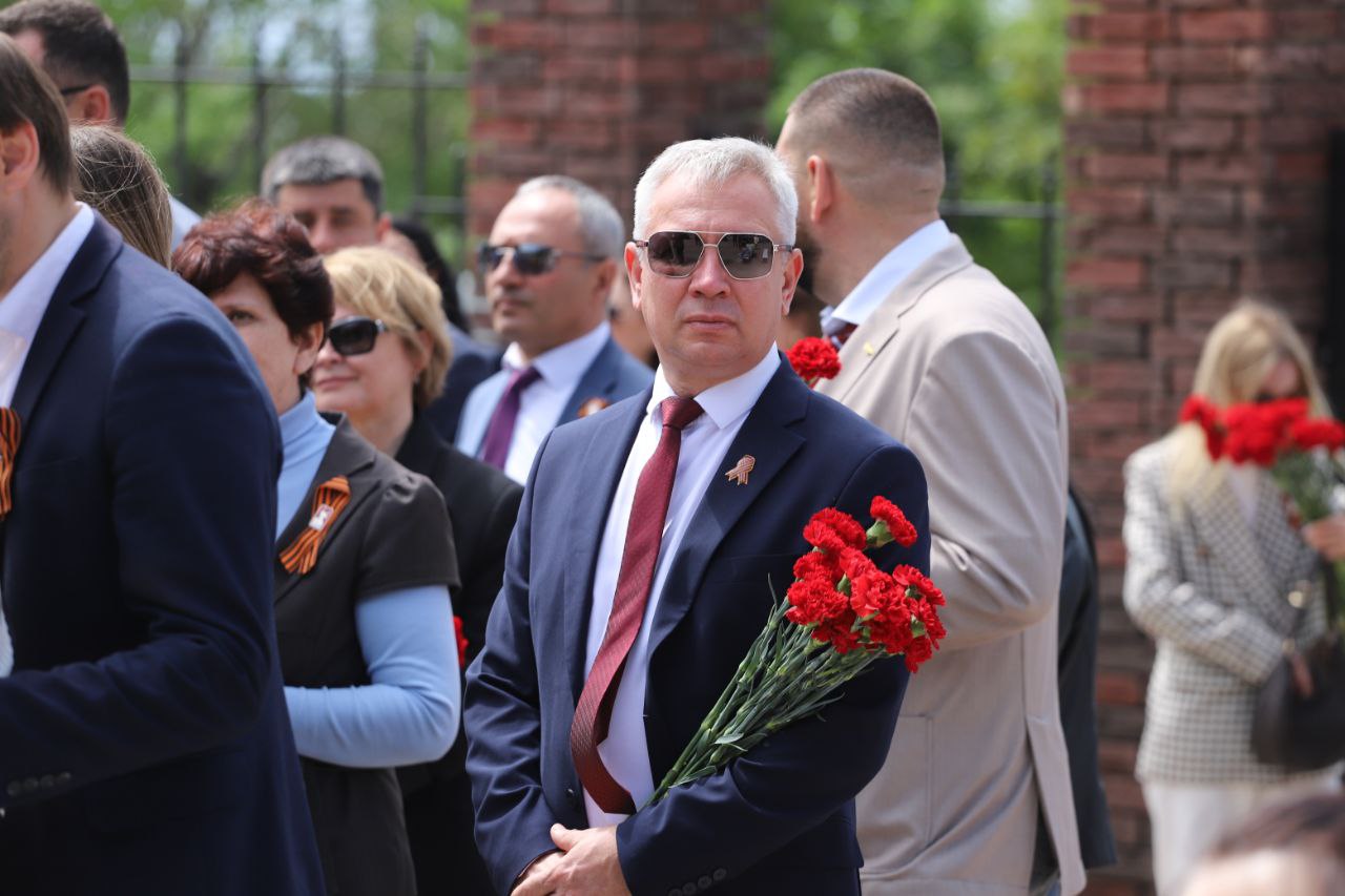 Сегодня свой день рождения отмечает депутат Думы Геленджика Роман Николаевич Хохлов. Сегодня свой день рождения отмечает депутат Думы Геленджика Роман Николаевич Хохлов.